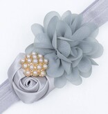 Baby haarbandje bloemen satijn/chiffon met parels (grijs)