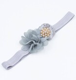 Baby haarbandje bloemen satijn/chiffon met parels (grijs)