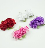 Baby haarspeldje met twee satijnen bloemetjes (roze)