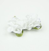 Baby haarspeldje met twee satijnen bloemetjes (wit)