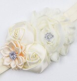 Baby haarbandje shabby/satijnen bloemen en strass ivoor