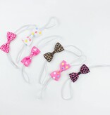 Baby haarbandje met mini strikje (roze stippel)