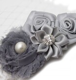 Baby haarbandje vier bloemen op kant (grijs)