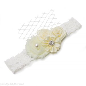Baby haarbandje vier bloemen op kant (ivoor)