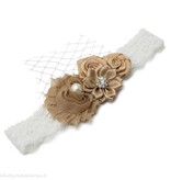 Baby haarbandje vier bloemen op kant (donkerzand)