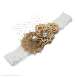 Baby haarbandje vier bloemen op kant (donkerzand)