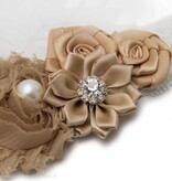 Baby haarbandje vier bloemen op kant (donkerzand)