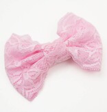 Baby haarspeldje met grote kanten strik (lichtroze)