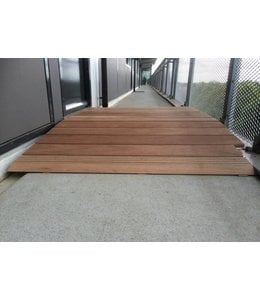 Info over grote hardhouten drempelhulp op maat met anti-slip