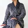 IRBRD2101A Onweerstaanbare dames badjas-kamerjas van 100% flanel fleece polyester met tijgerprint en sjaalkraag.