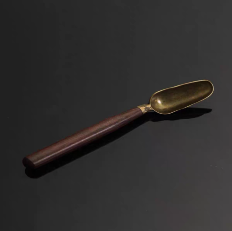 Cuillère à thé en ébène avec gravure de main de Bouddha