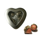 3 Fleurs de Thé dans Une Belle Boîte en forme de coeur avec fenêtre 3 Fleurs de Thé dans Une Belle Boîte en forme de coeur avec fenêtre