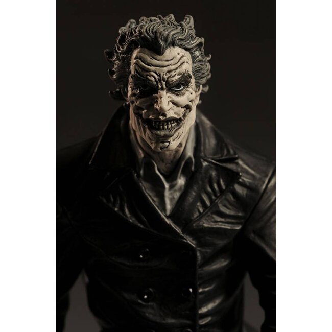 Batman Black & White Joker Statue Lee Bermejo 2nd Edition