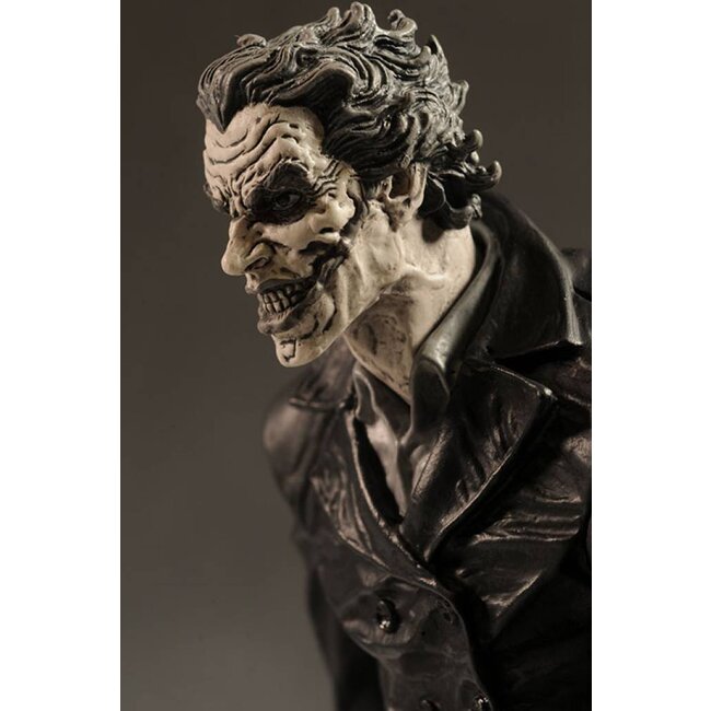 Batman Black & White Joker Statue Lee Bermejo 2nd Edition