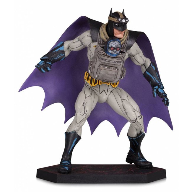 Dark Nights: Metallstatue Batman mit Darkseid Baby 15 cm