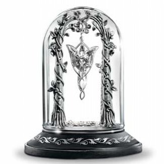 The Evenstar Pendant Display