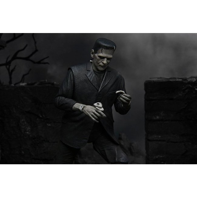 Universal Monsters Action Figure Ultimate Frankenstein's Monster (Black & White) 18 cm