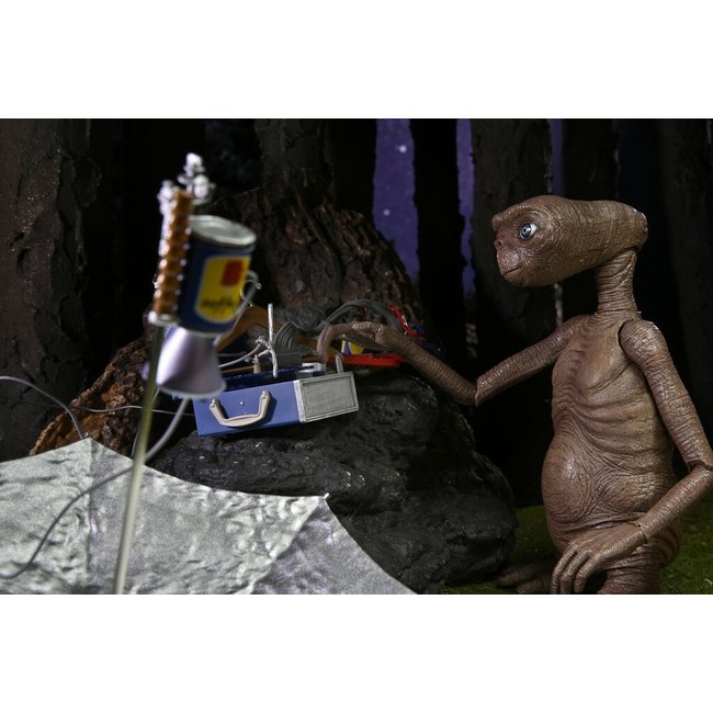 E.T. the Extra-Terrestrial: 40th Anniversary - Ultimate Deluxe E.T. with LED Chest 7 inch Figure
