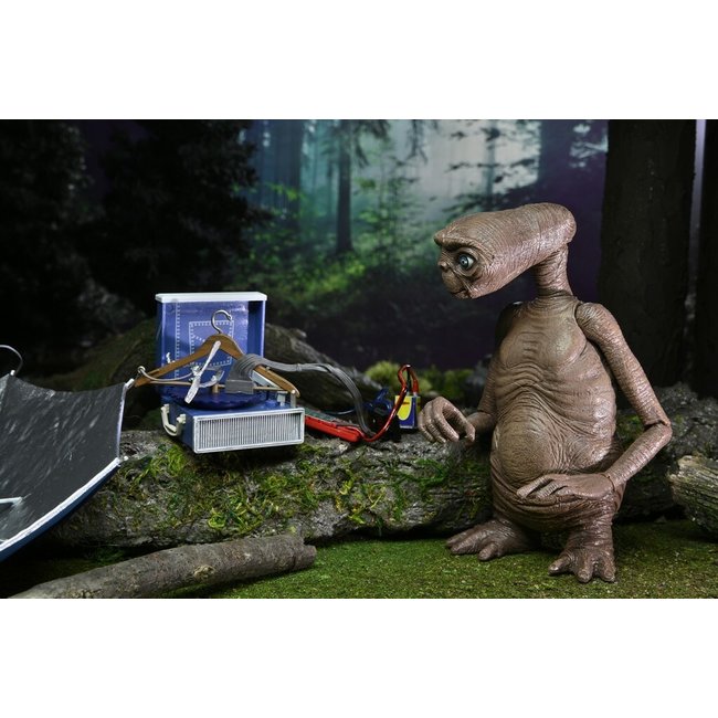 E.T. the Extra-Terrestrial: 40th Anniversary - Ultimate Deluxe E.T. with LED Chest 7 inch Figure