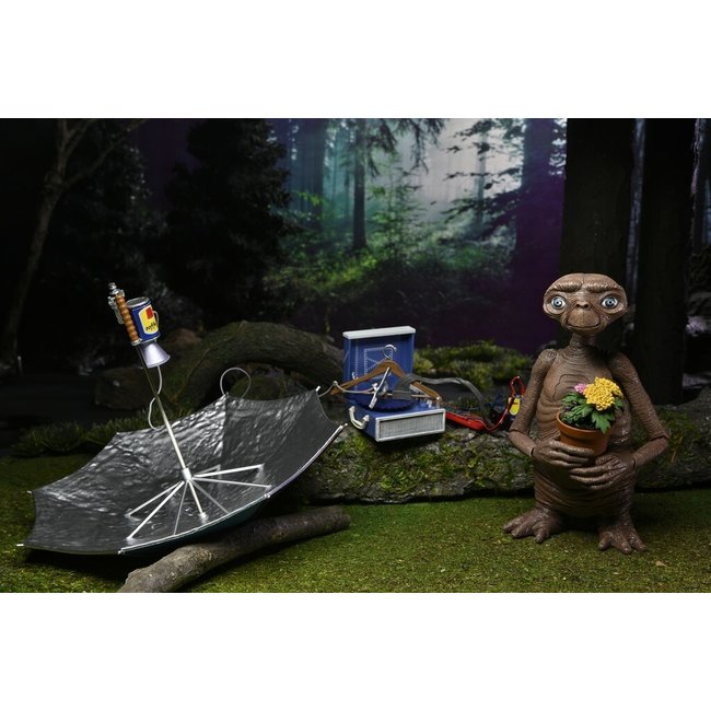E.T. the Extra-Terrestrial: 40th Anniversary - Ultimate Deluxe E.T. with LED Chest 7 inch Figure