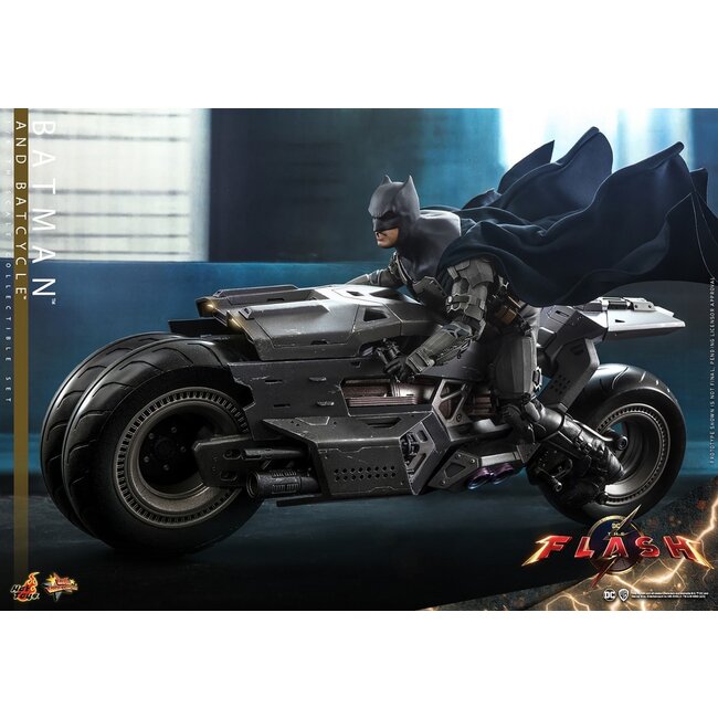 The Flash Movie Masterpiece Action Figure wih Vehicle 1/6 Batman & Batcycle Set 30 cm