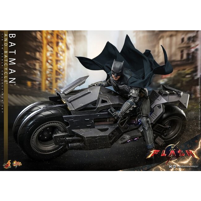 The Flash Movie Masterpiece Action Figure wih Vehicle 1/6 Batman & Batcycle Set 30 cm