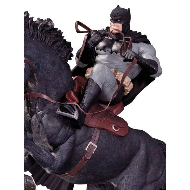 Batman: The Dark Knight Returns - Statue A Call To Arms Year of the Horse Edition 36 cm