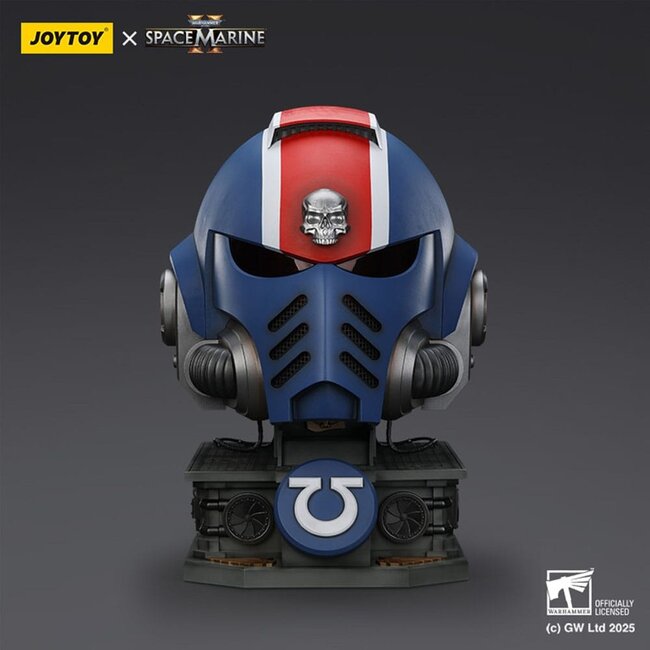 Warhammer 40.000: Space Marine 2 Replika des Ultramarines Lieutenant Titus-Helms mit Ausstellungsständer, 44 cm