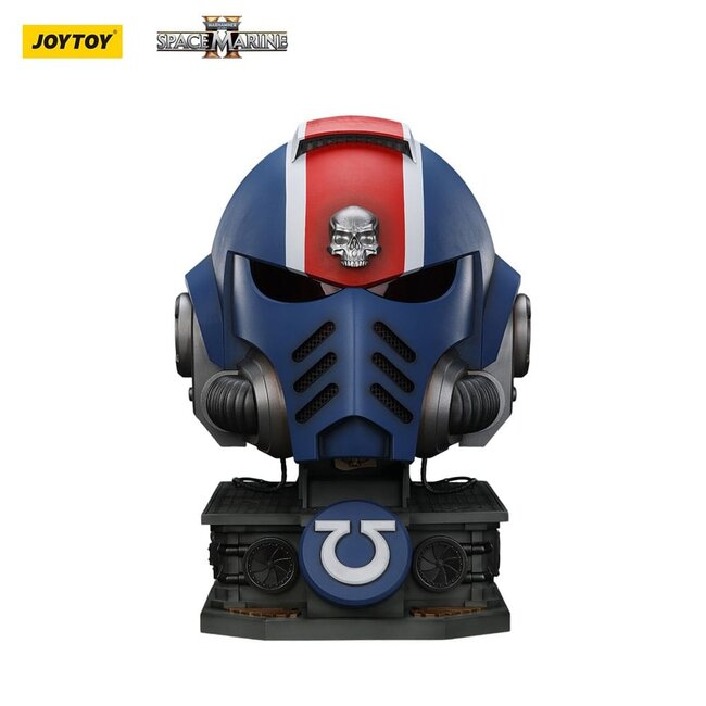 Warhammer 40.000: Space Marine 2 Replika des Ultramarines Lieutenant Titus-Helms mit Ausstellungsständer, 44 cm