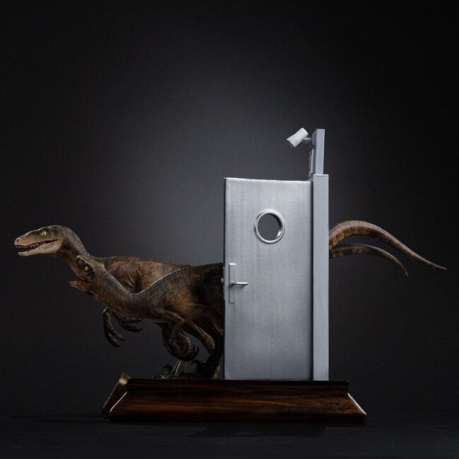 Jurassic Park Kunststatue im Maßstab 1:10: Raptoren an der Küchentür, 28 cm