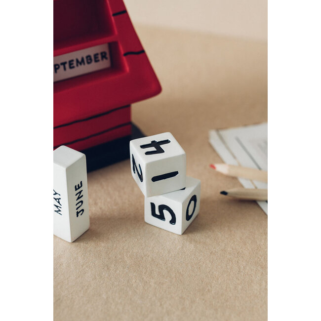 Peanuts 3D Perpetual Calendar Snoopy Doghouse