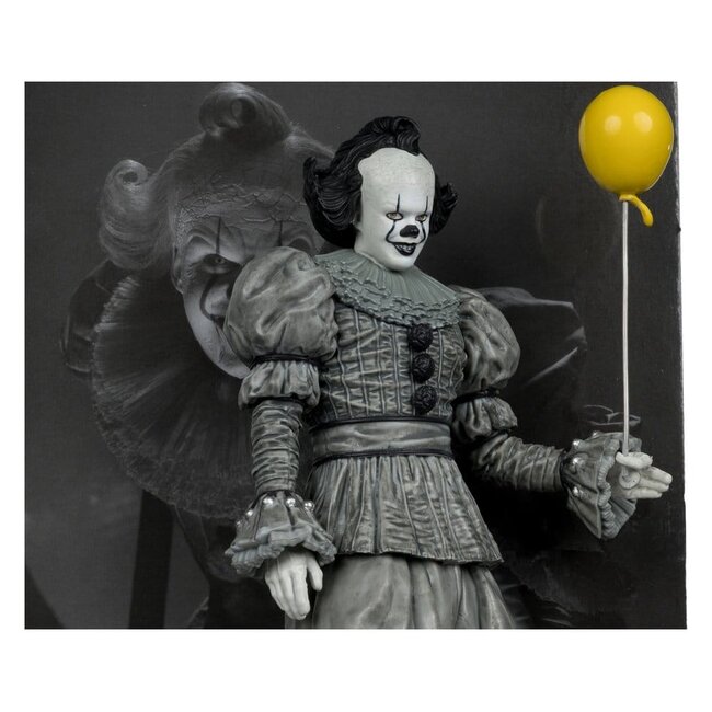 It Welcome to Derry Movie Maniacs Figure Pennywise (Black & White) 16 cm