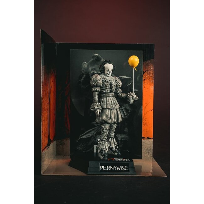 It Welcome to Derry Movie Maniacs Figure Pennywise (Black & White) 16 cm