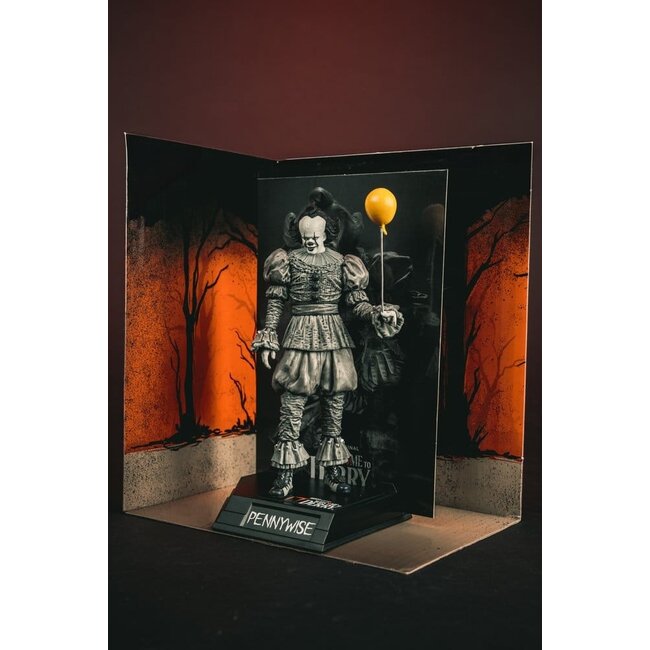 It Welcome to Derry Movie Maniacs Figure Pennywise (Black & White) 16 cm