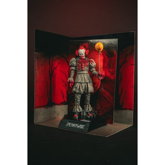 Willkommen in Derry – Movie Maniacs Figur Pennywise (blutig) 16 cm
