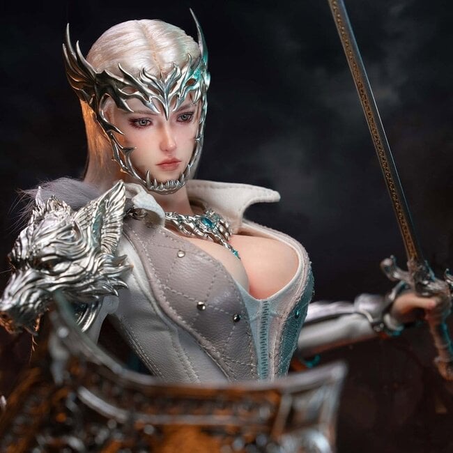 Die Mädchen unter Wolfs Schutzengel Actionfigur 1/6 Alina (Silber) 30 cm
