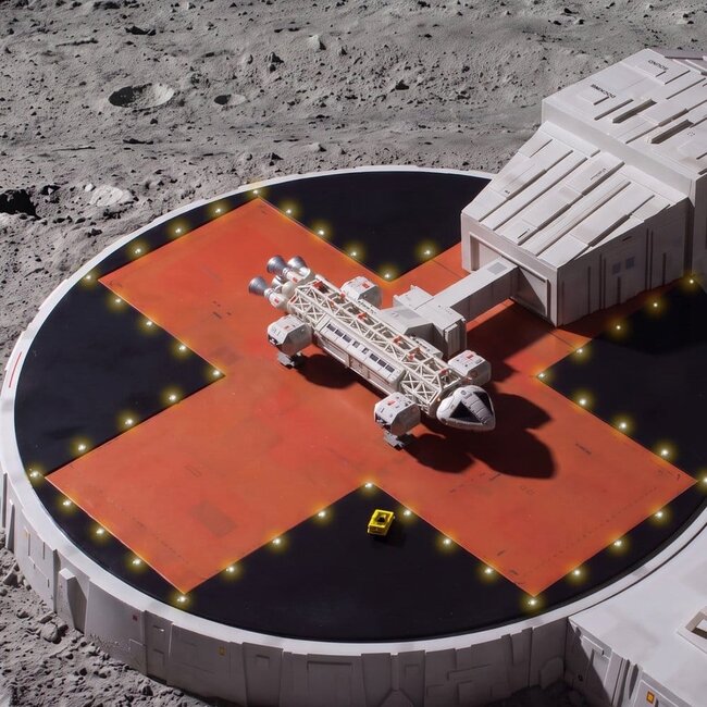 Space 1999 Spielset Landeplattform (mit Adlertransporter) 46 cm