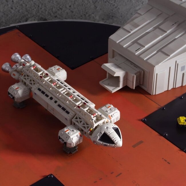 Space 1999 Spielset Landeplattform (mit Adlertransporter) 46 cm