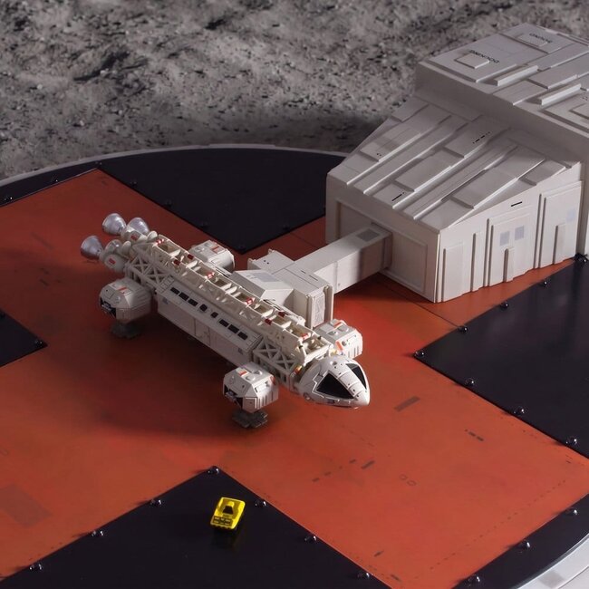 Space 1999 Spielset Landeplattform (mit Adlertransporter) 46 cm