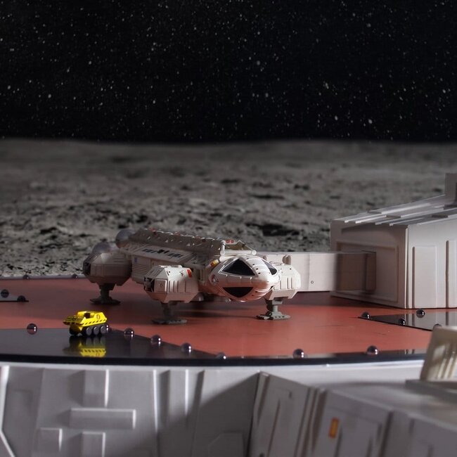 Space 1999 Spielset Landeplattform (mit Adlertransporter) 46 cm