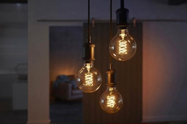 Philips HUE Lichtbron E27 Filament G93 White Philips HUE Lichtbron E27 Filament G93 White