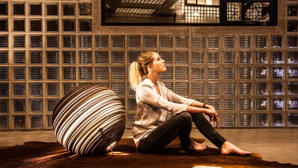 Think Paper Tafellamp Globe 290  Ø 29 cm bruin Think Paper Tafellamp Globe 290  Ø 29 cm bruin