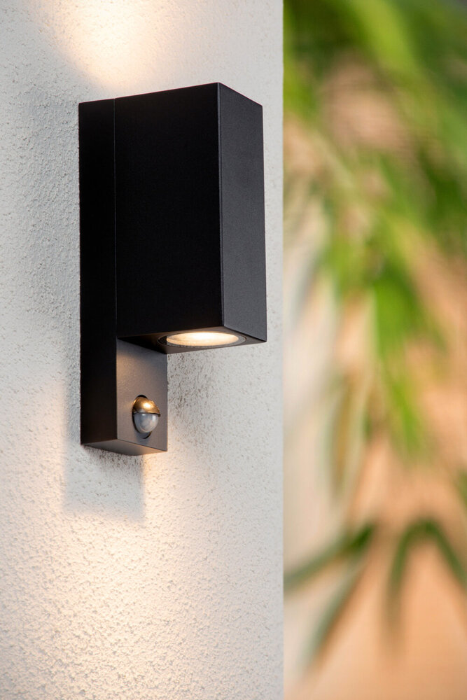 Lucide ZARO - Wandspot / Wandlamp Binnen/Buiten - 2xGU10 - IP65 - Beweging & dag/nacht sensor (uitschakelbaar) - Zwart