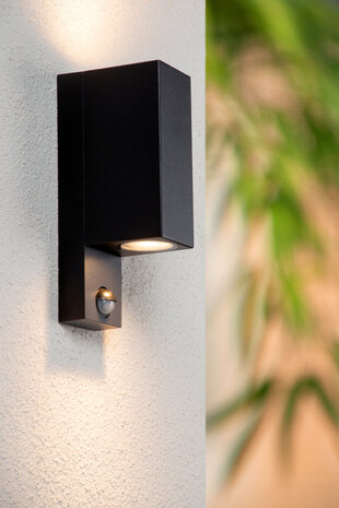 Lucide ZARO IR - Wandspot / Wandlamp Binnen/Buiten - 2xGU10 - IP65 - Beweging & dag/nacht sensor (uitschakelbaar) - Zwart Lucide ZARO IR - Wandspot / Wandlamp Binnen/Buiten - 2xGU10 - IP65 - Beweging & dag/nacht sensor (uitschakelbaar) - Zwart