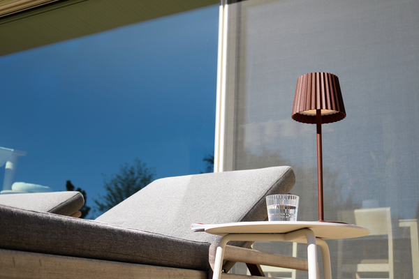 Lucide JUSTINE - Oplaadbare Tafellamp Binnen/Buiten - Accu/Batterij - LED Dimb. - 1x2W 2700K - IP54 - Met draadloos oplaadstation - Roest bruin Lucide JUSTINE - Oplaadbare Tafellamp Binnen/Buiten - Accu/Batterij - LED Dimb. - 1x2W 2700K - IP54 - Met draadloos oplaadstation - Roest bruin