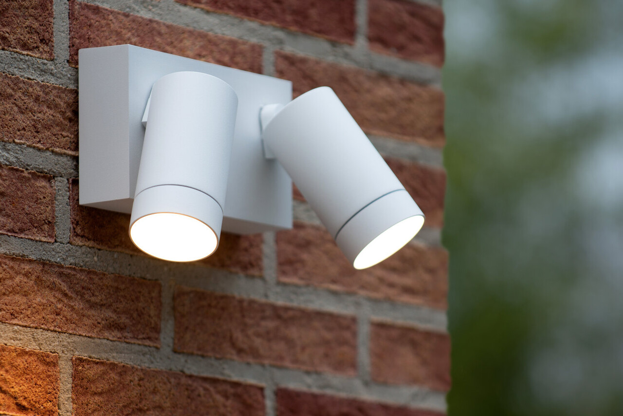 Lucide TAYLOR - Wandspot / Wandlamp Binnen/Buiten - 2xGU10 - IP54 - Bewegingssensor - Wit Lucide TAYLOR - Wandspot / Wandlamp Binnen/Buiten - 2xGU10 - IP54 - Bewegingssensor - Wit