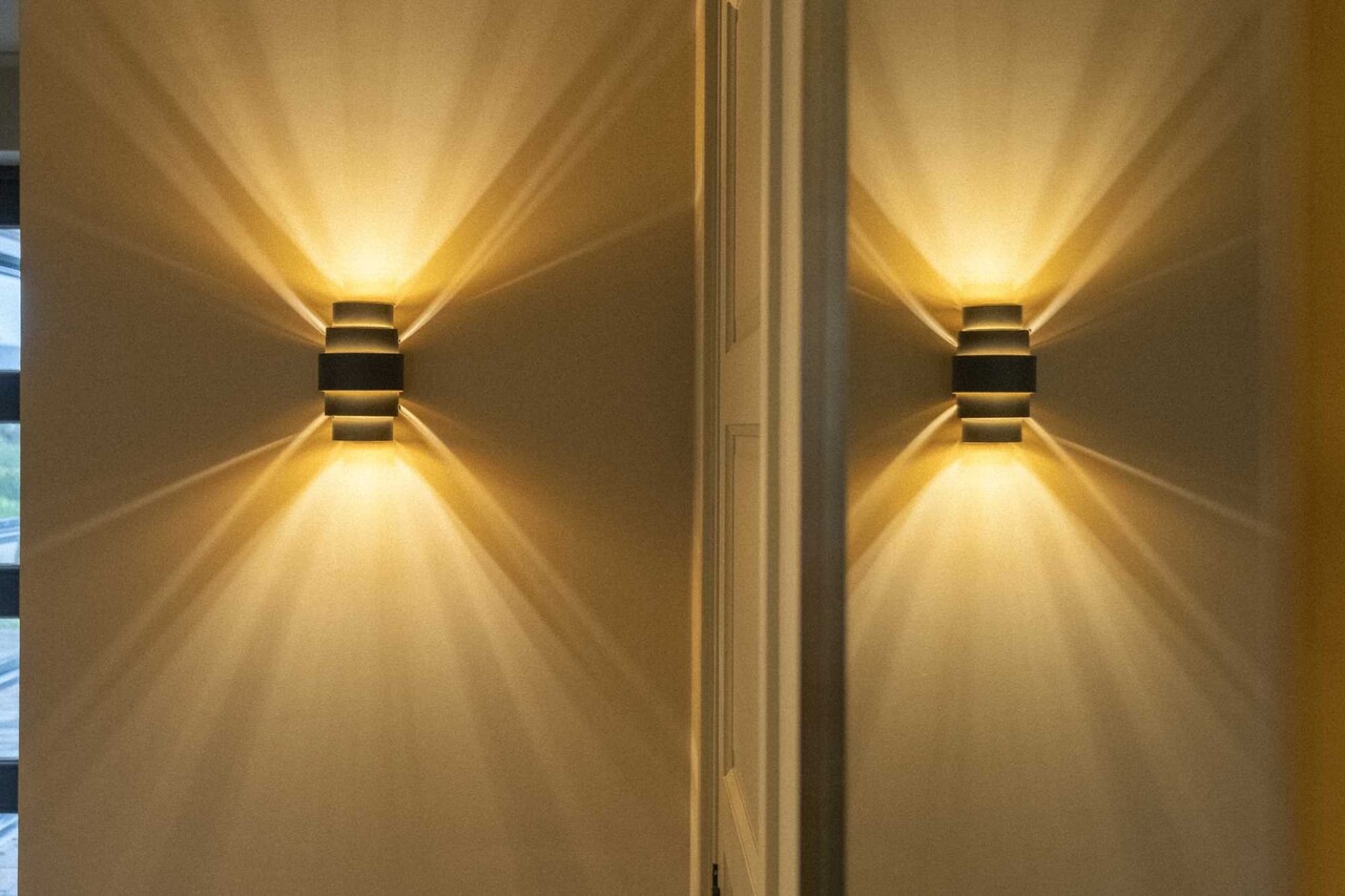 Artdelight Wandlamp Rolls H 22 cm zwart goud Artdelight Wandlamp Rolls H 22 cm zwart goud