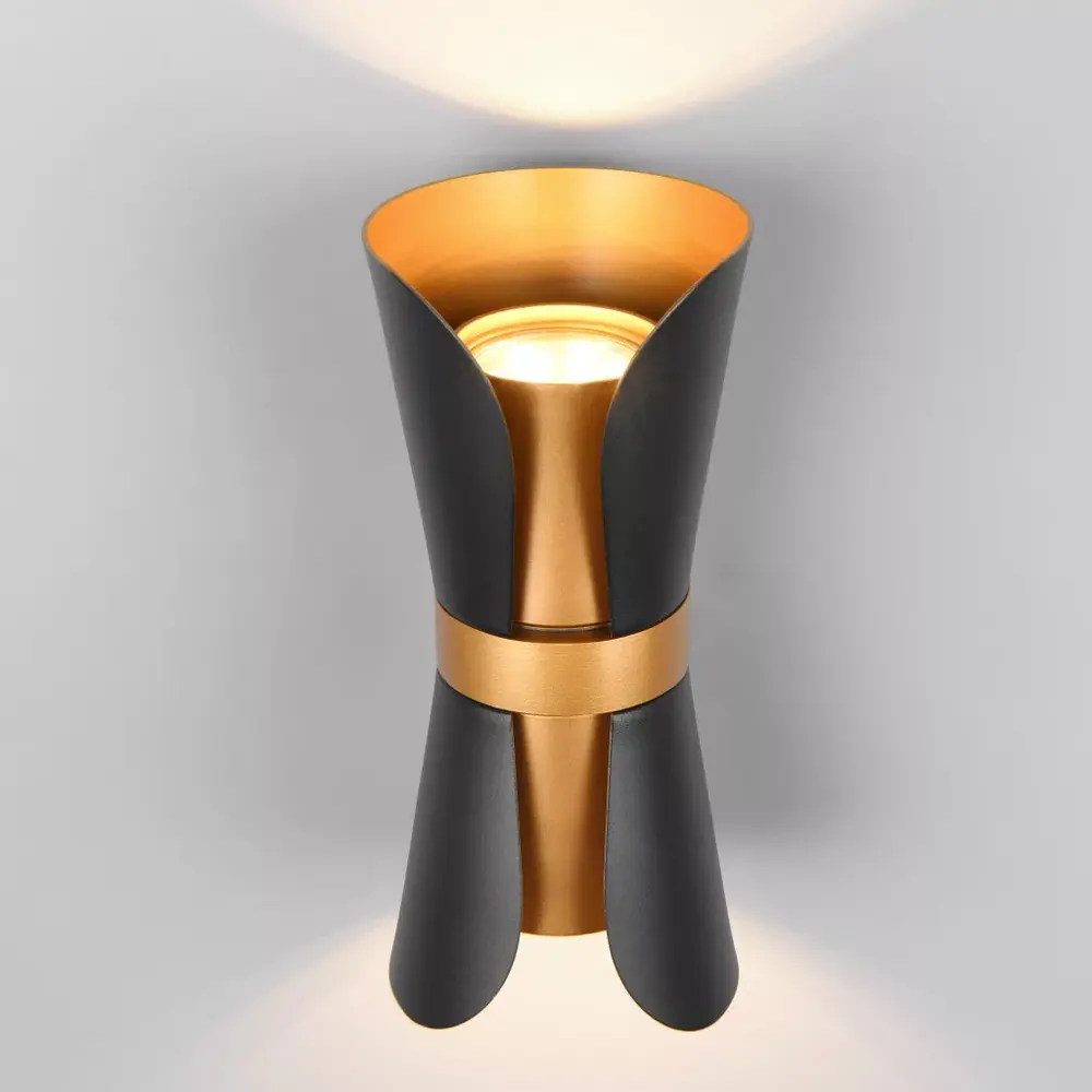 Trio Leuchten Wandlamp Coat H 21 cm zwart goud Trio Leuchten Wandlamp Coat H 21 cm zwart goud