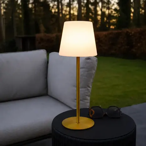 Lucide TYON - Oplaadbare Tafellamp Binnen/Buiten - Accu/Batterij - Ø 15 cm - LED Dimb. - 1x2W 2700K - IP65 - Mat Goud / Messing Lucide TYON - Oplaadbare Tafellamp Binnen/Buiten - Accu/Batterij - Ø 15 cm - LED Dimb. - 1x2W 2700K - IP65 - Mat Goud / Messing