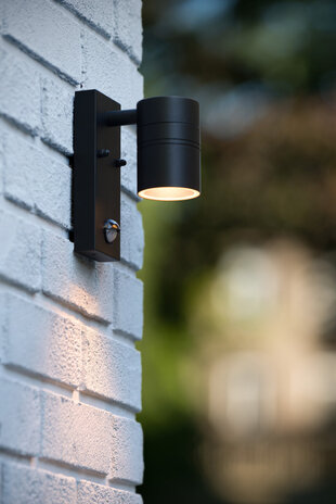 Lucide ARNE-LED IR - Wandspot / Wandlamp Binnen/Buiten - Ø 6,3 cm - LED - GU10 (MR16) - 1x5W 2700K - IP44 - Beweging & dag/nacht sensor - Zwart Lucide ARNE-LED IR - Wandspot / Wandlamp Binnen/Buiten - Ø 6,3 cm - LED - GU10 (MR16) - 1x5W 2700K - IP44 - Beweging & dag/nacht sensor - Zwart